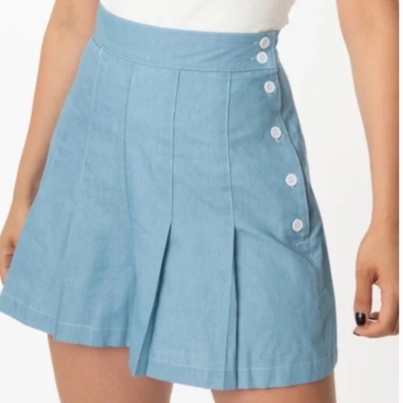 UNIQUE VINTAGE Flirty High Waisted Pleated Chambray Sailor Shorts • XS/2 NWT - Picture 1 of 2